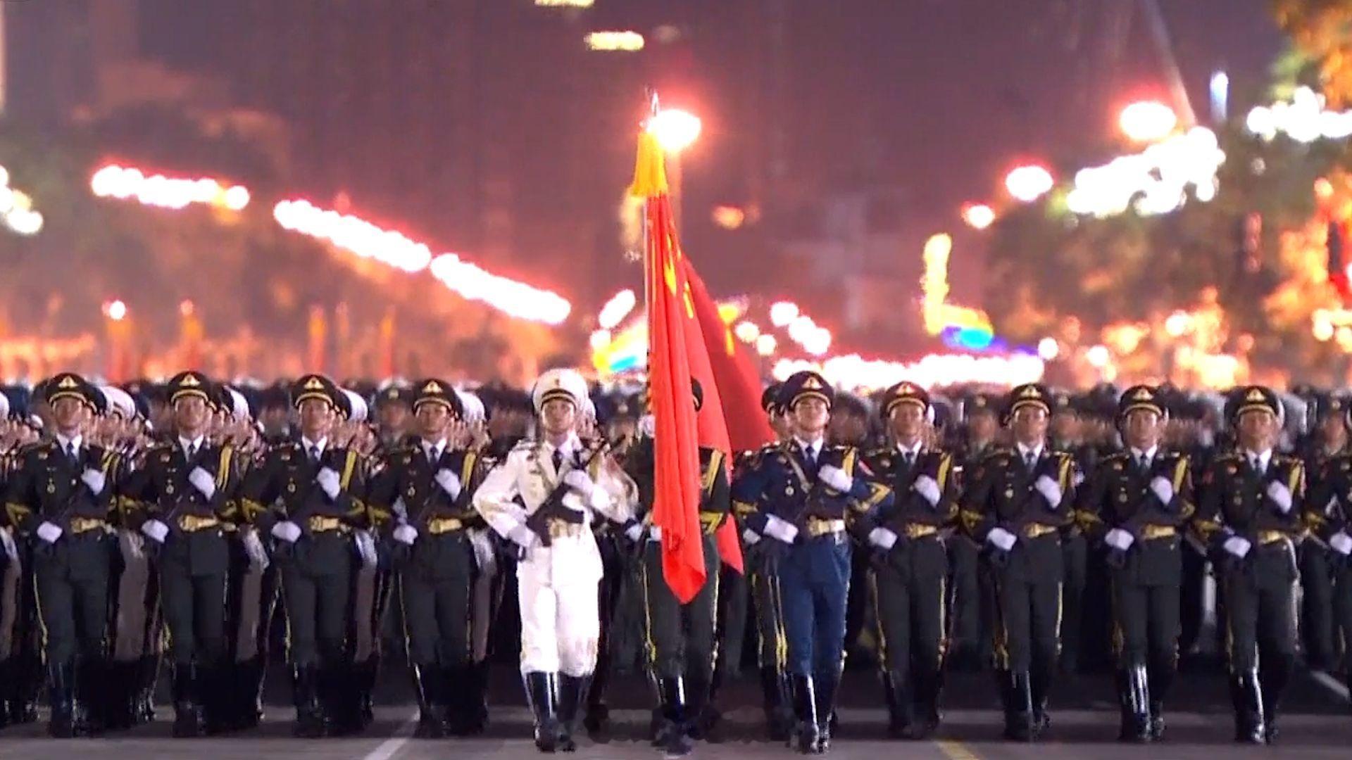 九三阅兵最后一次夜间演练画面 激动的心颤抖的手，再过9天就能看九三阅兵式了。[打