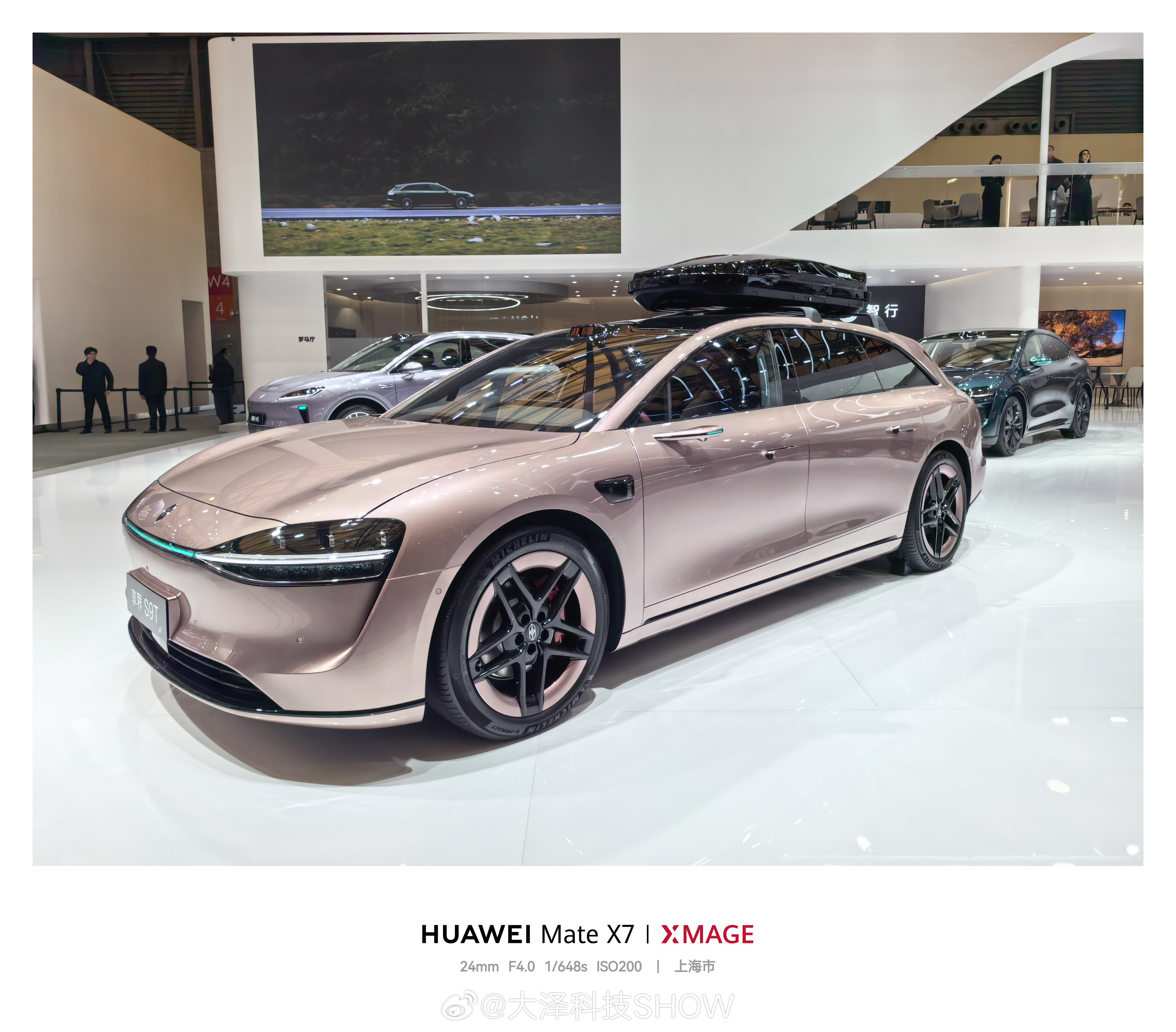 享界新配色远远的拍到了，享界S9T新增星玫粉，S9新增月绒白，实车比图片更漂亮a