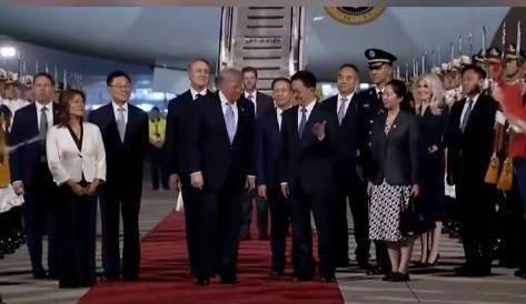 特朗普的虚荣心应该得到极大地满足了吧，他于13日晚20点许在北京下飞机后，有红地