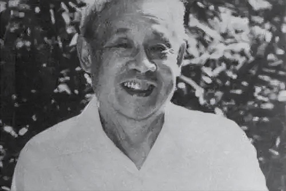 1933年，一个青年突然扒着牢门疯狂呼喊："我招！我全招！"牢房里的共产党员们怒