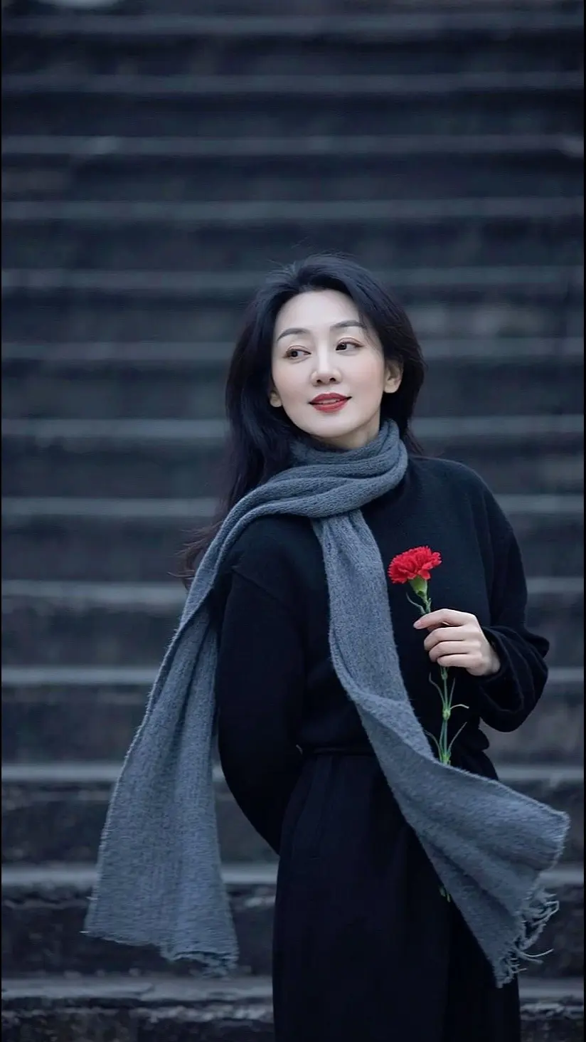 AI灰调氛围感写真 随变ai随便玩 广告分成伙伴计划玩法达人