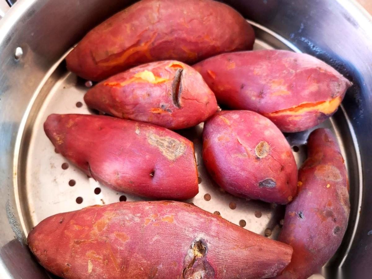 卖地瓜的大爷，八十多了。
口袋里揣着救命的心宝。
我一个字都没讲价。
直接跟他说