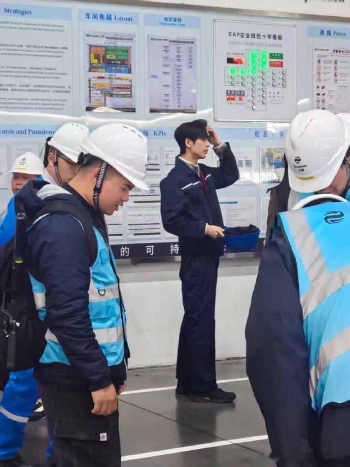 偶遇张凌赫拍纪录片网友偶遇张凌赫素颜拍纪录片，好帅的一个张工。张凌赫真去当电工了