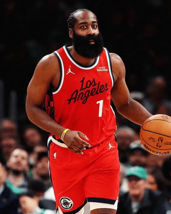 NBA常规赛一场焦点之战中，快船客场118-121负于凯尔特人，战绩变成4胜9负