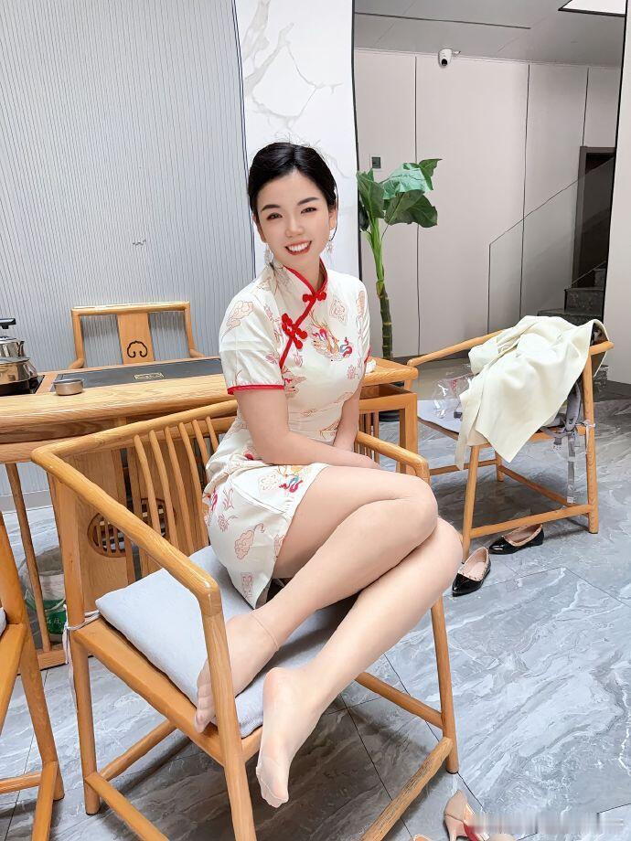 旗袍更搭丝袜，袜尖加固那种~ ​​​