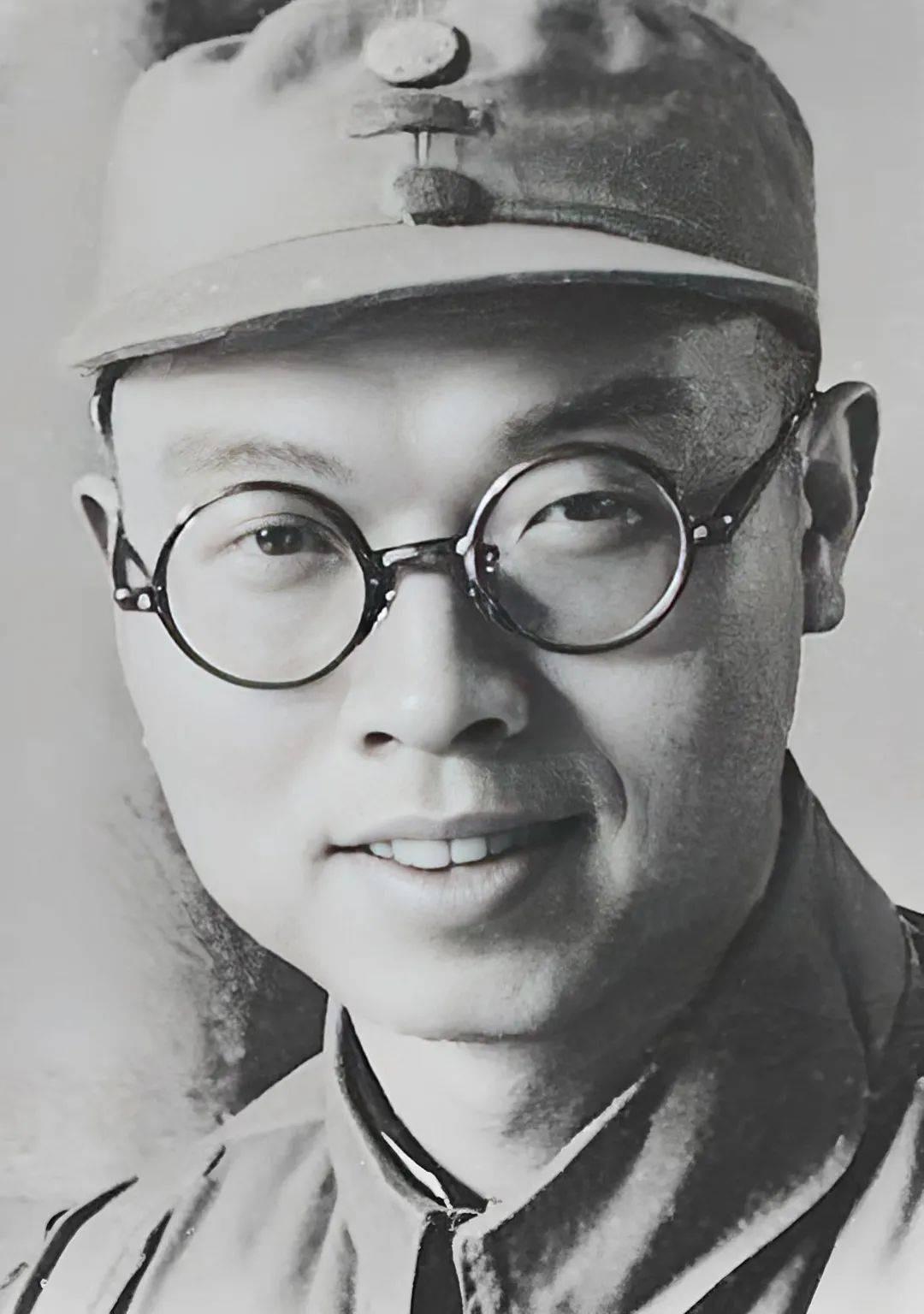 这封家书，纸张泛黄，字迹清秀，看似寻常，却一头连着滚烫的战火前线，一头牵着风雨飘