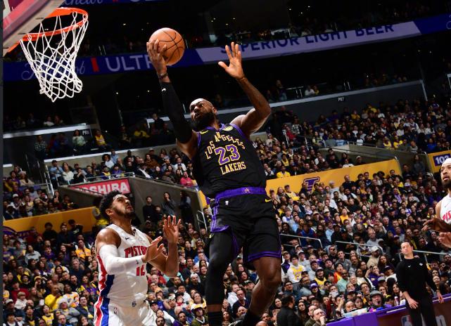 湖人第二节两分钟就被活塞打停的三个原因！
北京时间12月31日，湖人与活塞的比赛