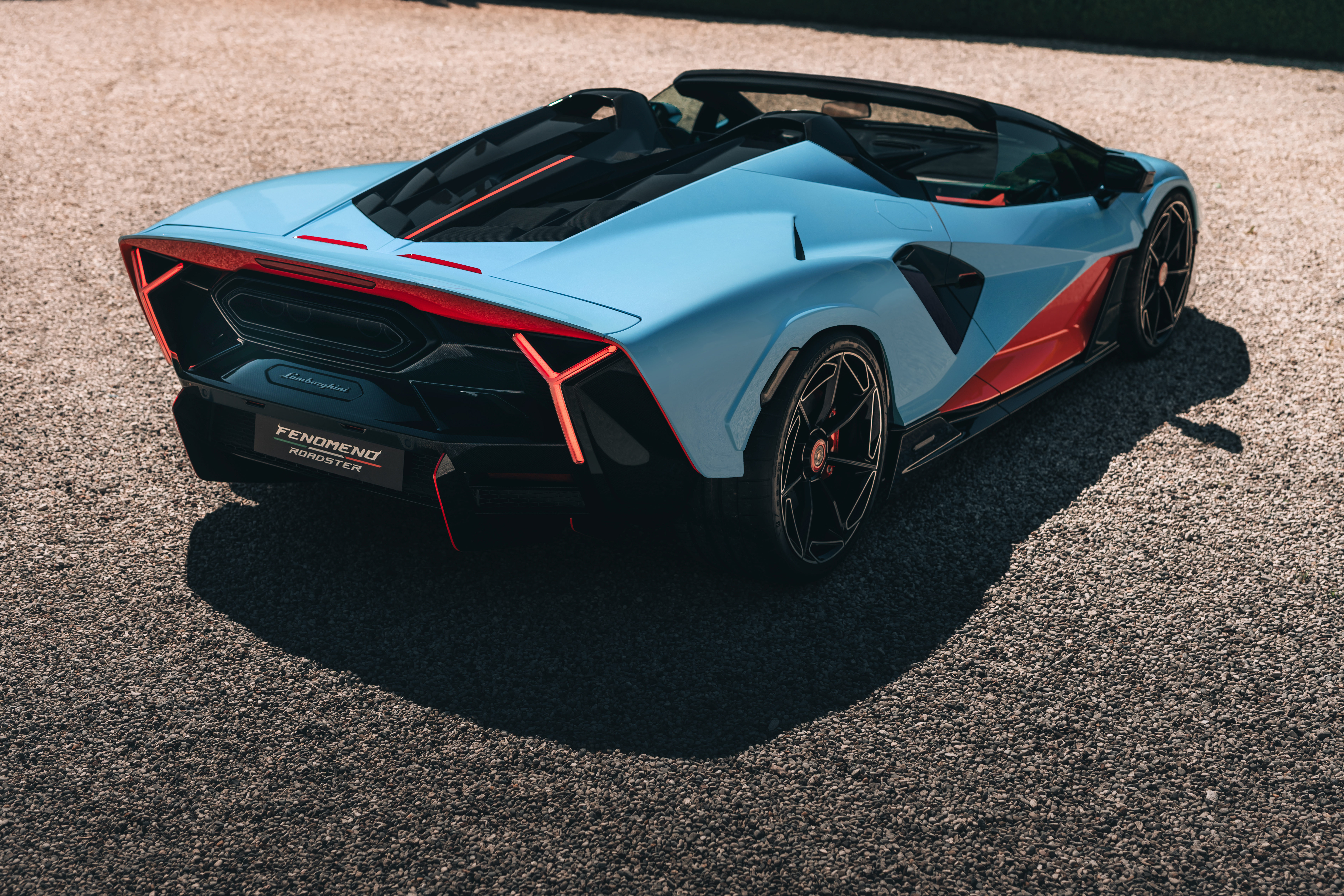 Lamborghini Fenomeno Roadster“永久敞篷”设计，比硬
