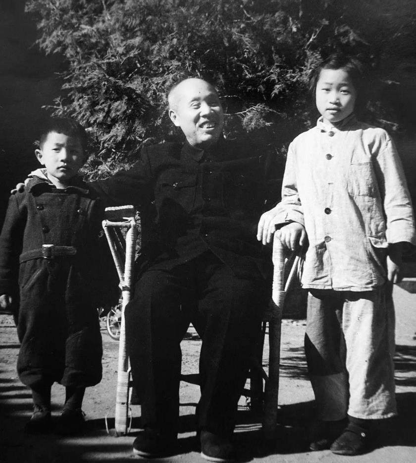 1959年，开国元勋董必武前往上海视察，得知：“原先的警卫员小柳夫妻分隔两地，小