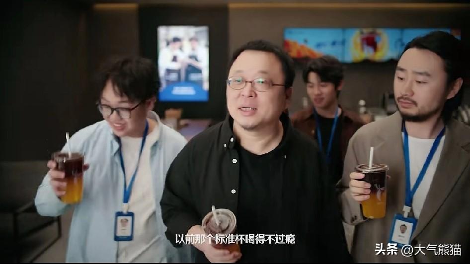 老罗这是把瑞幸架在火上烤啊！
原本老罗和瑞幸刚刚签了合同，而且广告反应也很不错，
