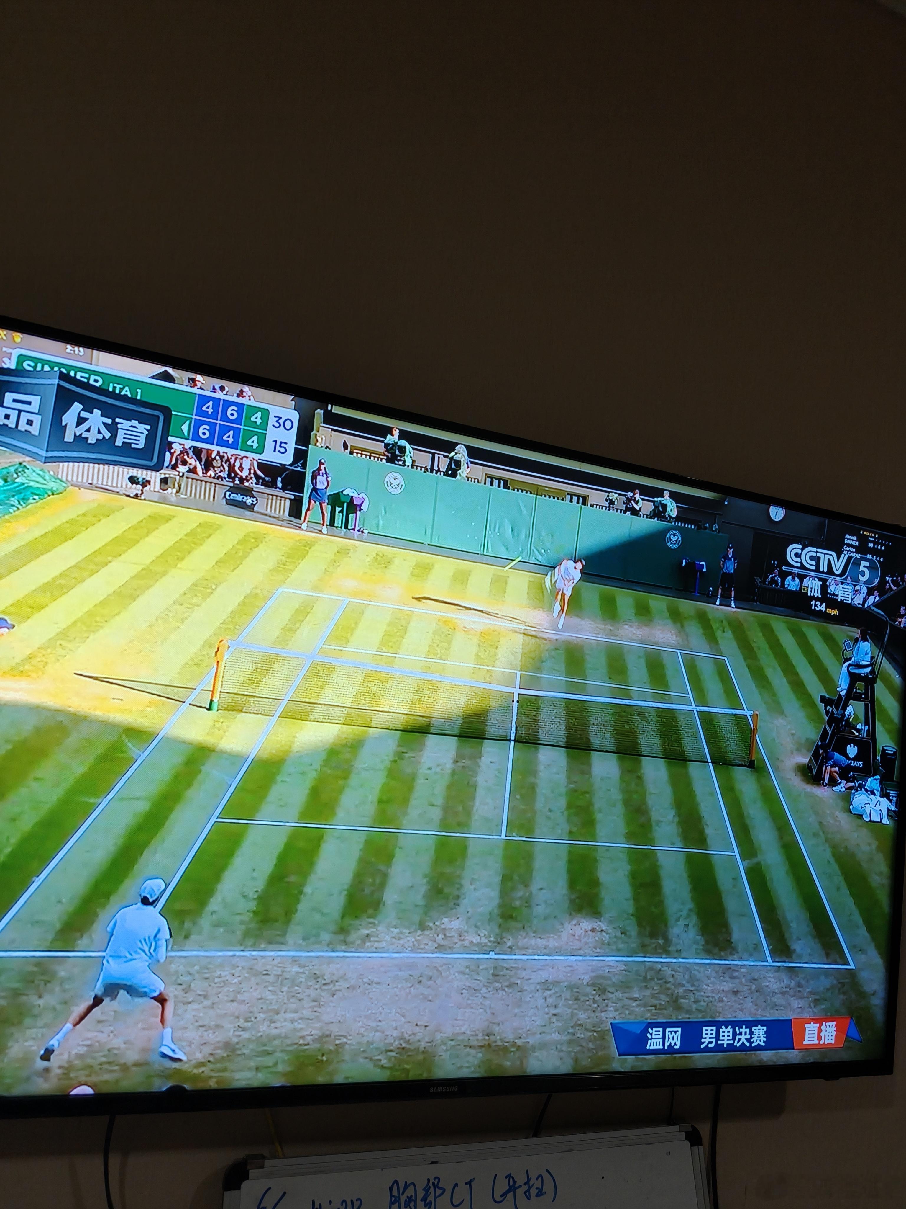 跟老妈一起边吃边看五套重播的去年温网男单决赛，盛哥单口解说。老妈没看几眼就来了一