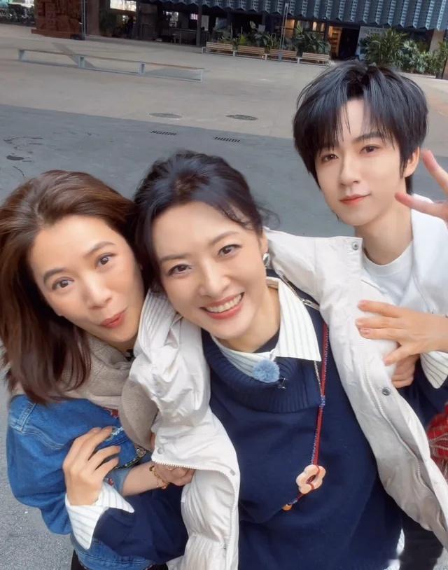 《五十公里桃花坞6》的走秀环节里，袁咏仪穿着中式长裙走上T台，没有刻意摆出“重返