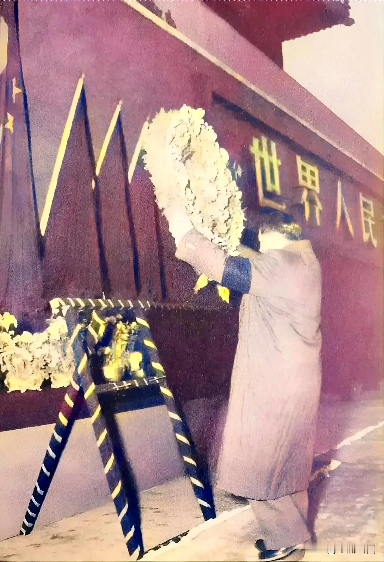1953 年苏联领导人斯大林逝世，在新中国天安门挂起了斯大林的像，并举行了追悼大