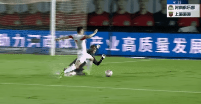 太夸张了吧？看这个画面，怎么看武磊也不像被守门员扑倒的，是不是假摔不好说，也许是
