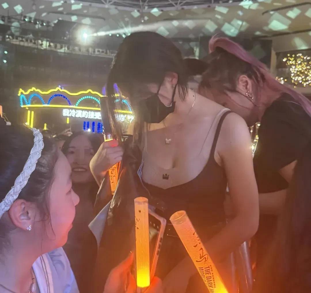 陈妍希~单身后穿衣风格都变了吗？我是坚定的穿衣自由派[爱慕][爱慕]，支持美女们