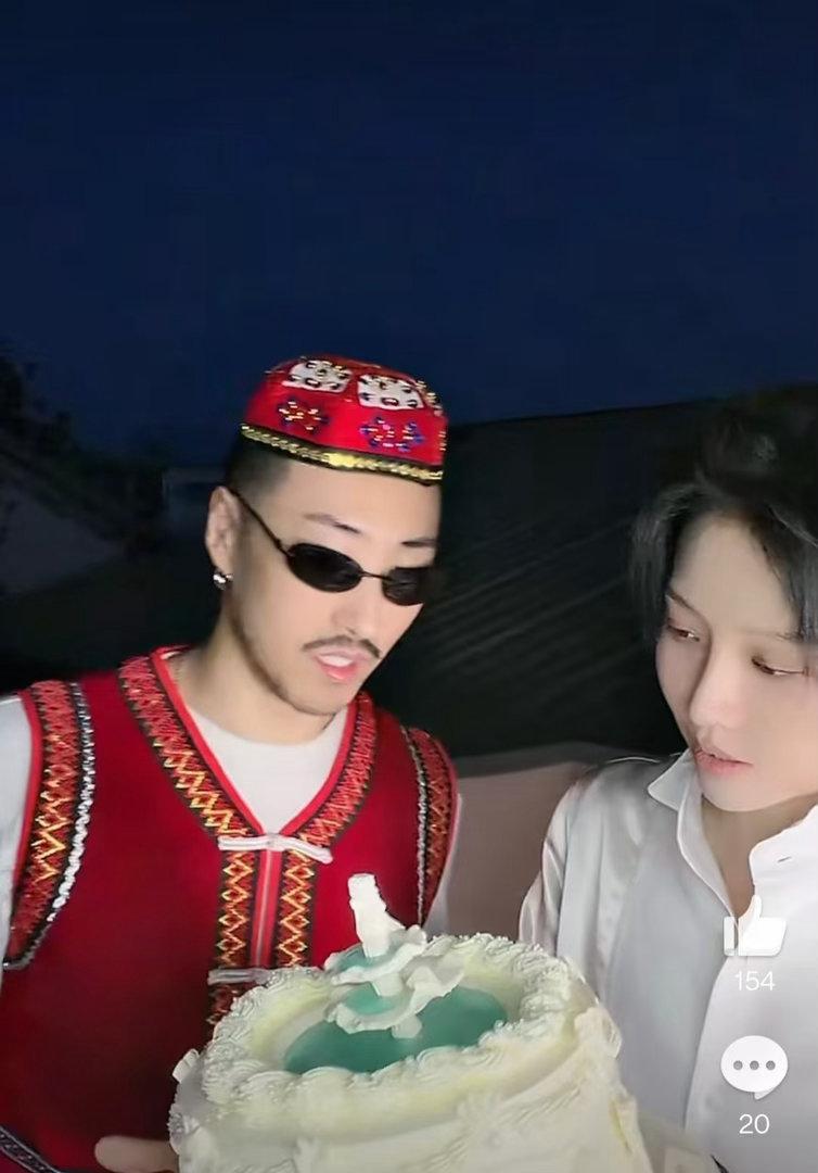 刘雨昕 第一次看到这么可爱的王濛 刘雨昕生日直播，粉丝都在等她说自己，她反而先夸