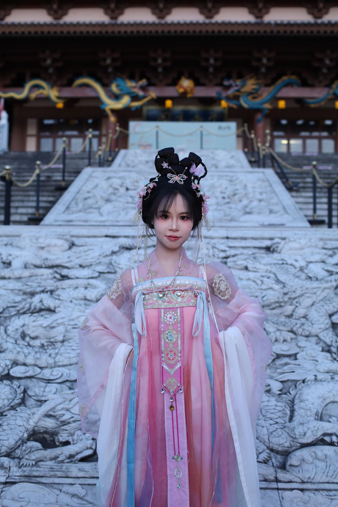 叉腰的小姐姐。。龙城阁的楼下，小姐姐叉腰的模样可爱。汉服文化复兴 原创汉服计划 