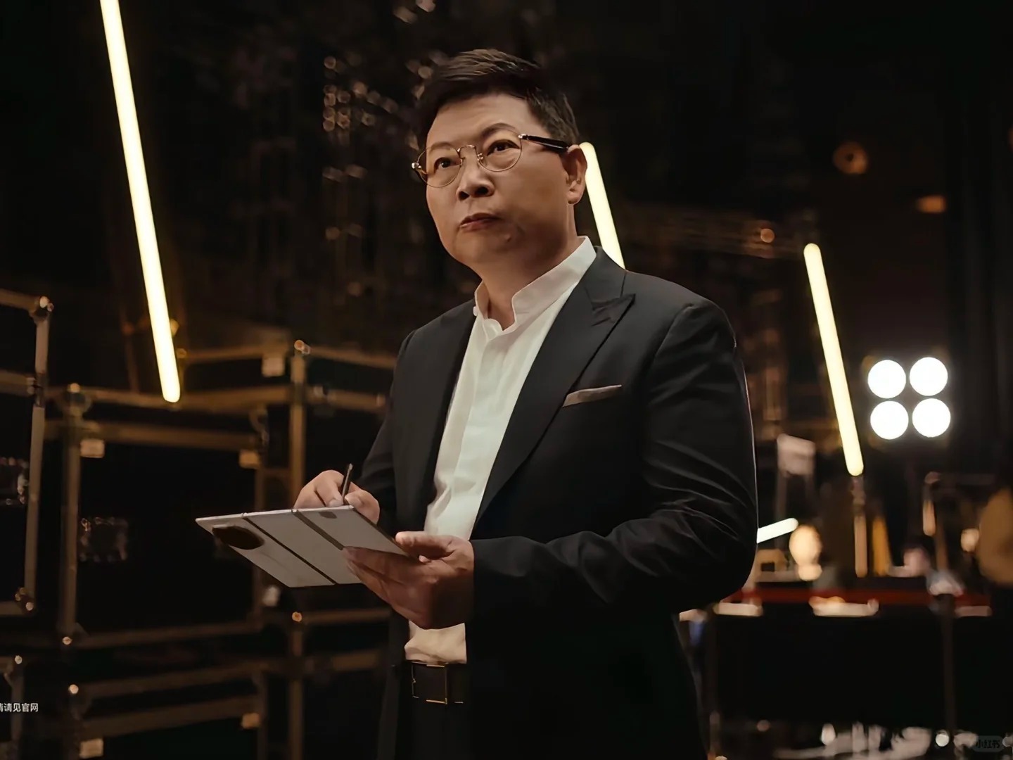 白色的三折叠看起来比黑、红的要更商务，更大气 ​​​