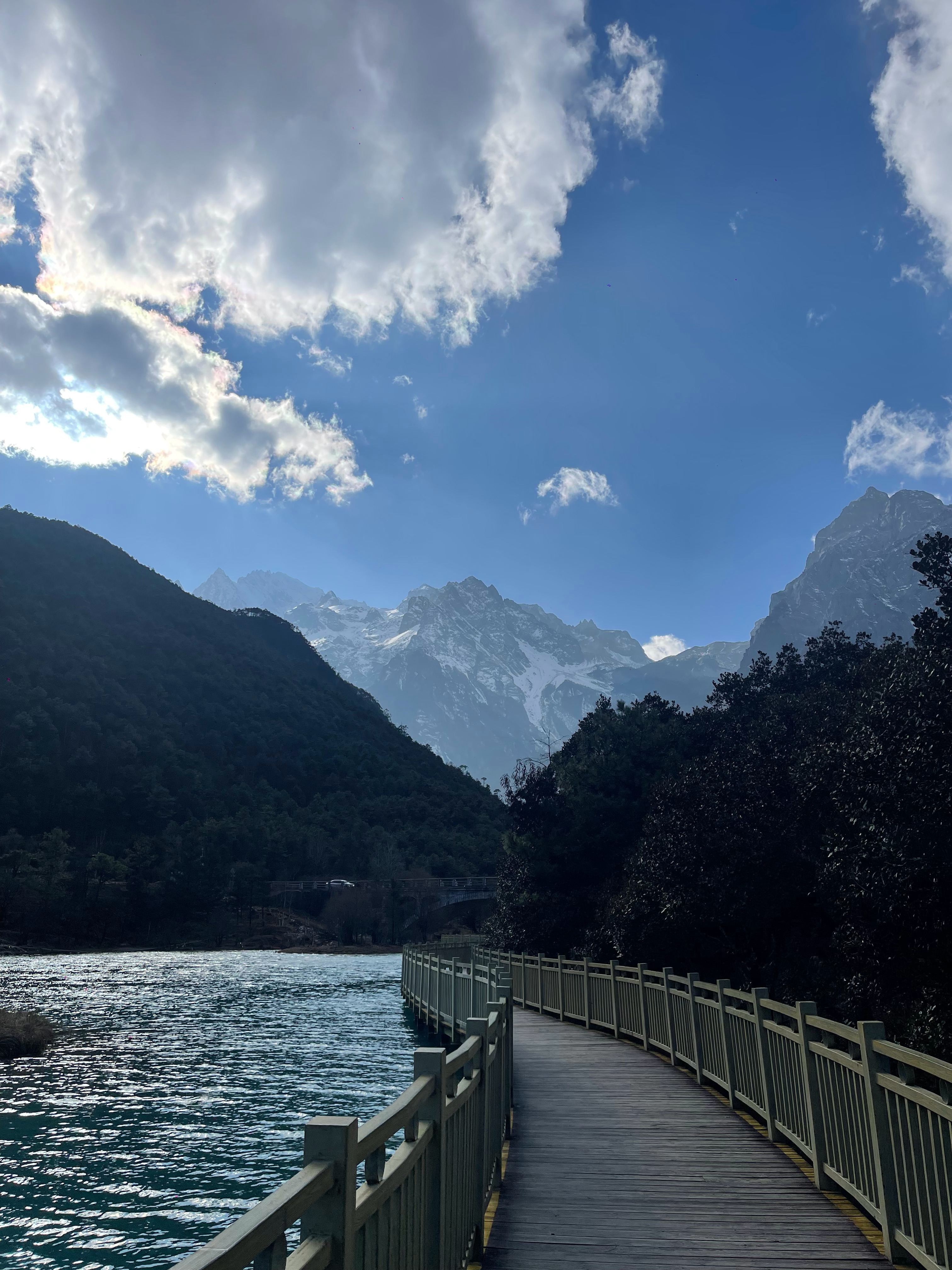 人要多去空旷、宁静的地方，对比和体会一下视觉上“空”与“满”的不同，听觉上“静”