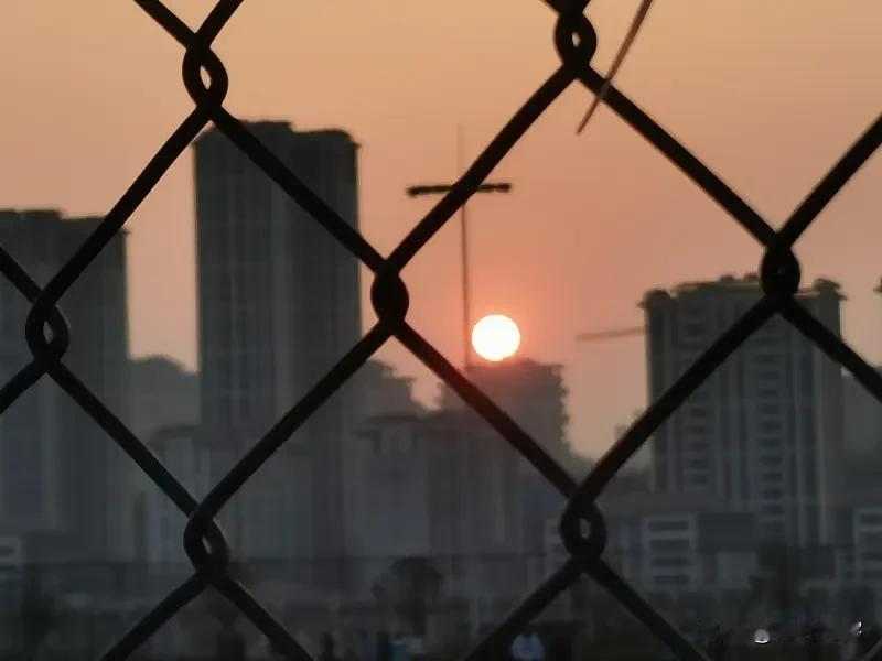 先说本人亲身经历。本人家住农村，但地理位置较好。长相身高均可以。读书是班上第一名