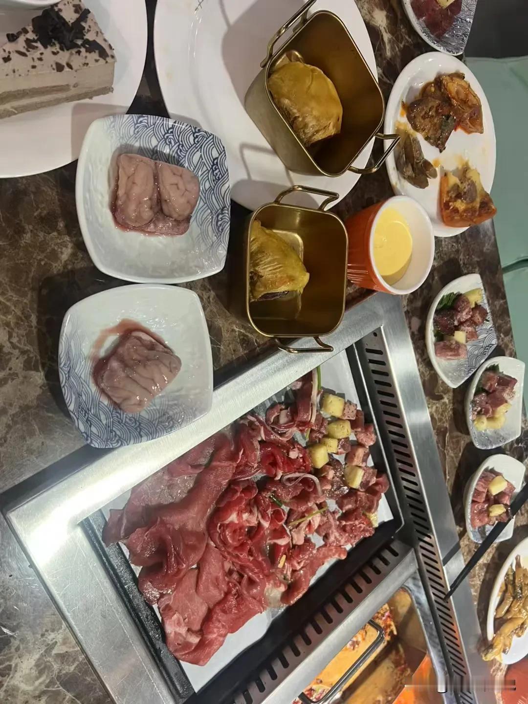 寒冷的冬天
去吃顿火锅，
这样才对的起自己。
涮羊肉，
涮牛肉，
各种涮，
看着