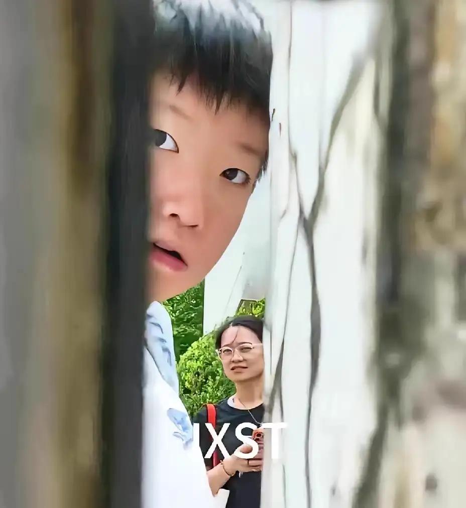 莎莎太逗了，发现有人偷拍她走过去看看，又转来确认一下，靠着门缝一看，天啊！还真有