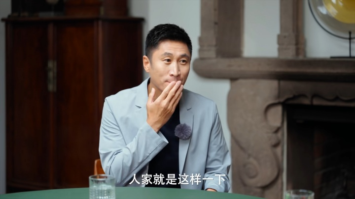 马宁 首先你捂嘴就有权利合理怀疑你。这个没有问题吧？作为对方球员，看你做疑似违规