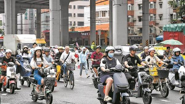 电动车限速终于要改了！15公里拟上调至20公里
 
骑电动车通勤的人终于盼来了好