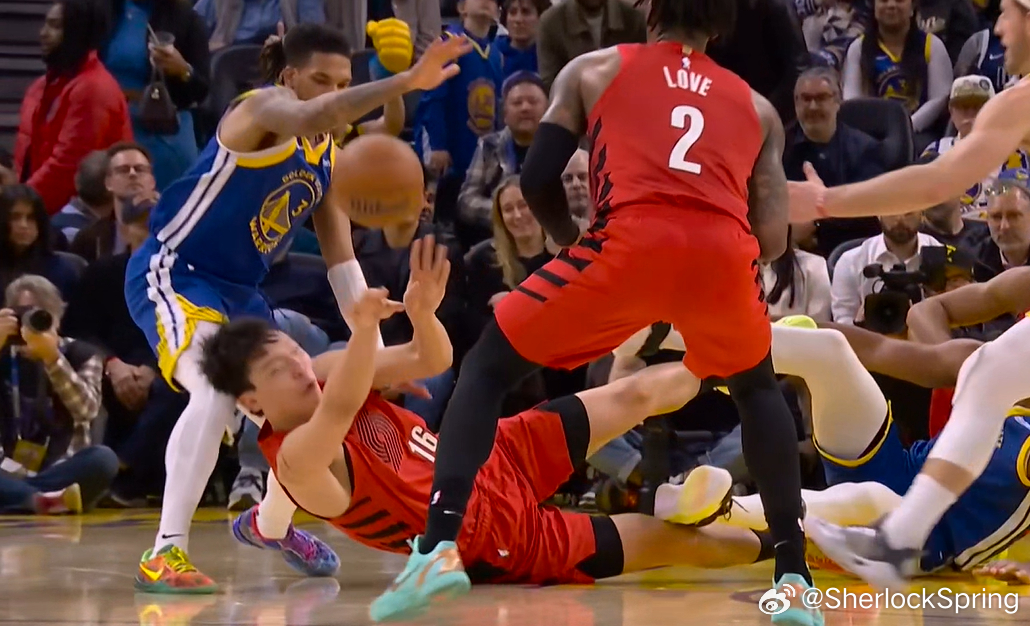 杨瀚森又被撞到了头杨瀚森回了更衣室杨瀚森发博报平安杨瀚森本场比赛返回更衣室是进行