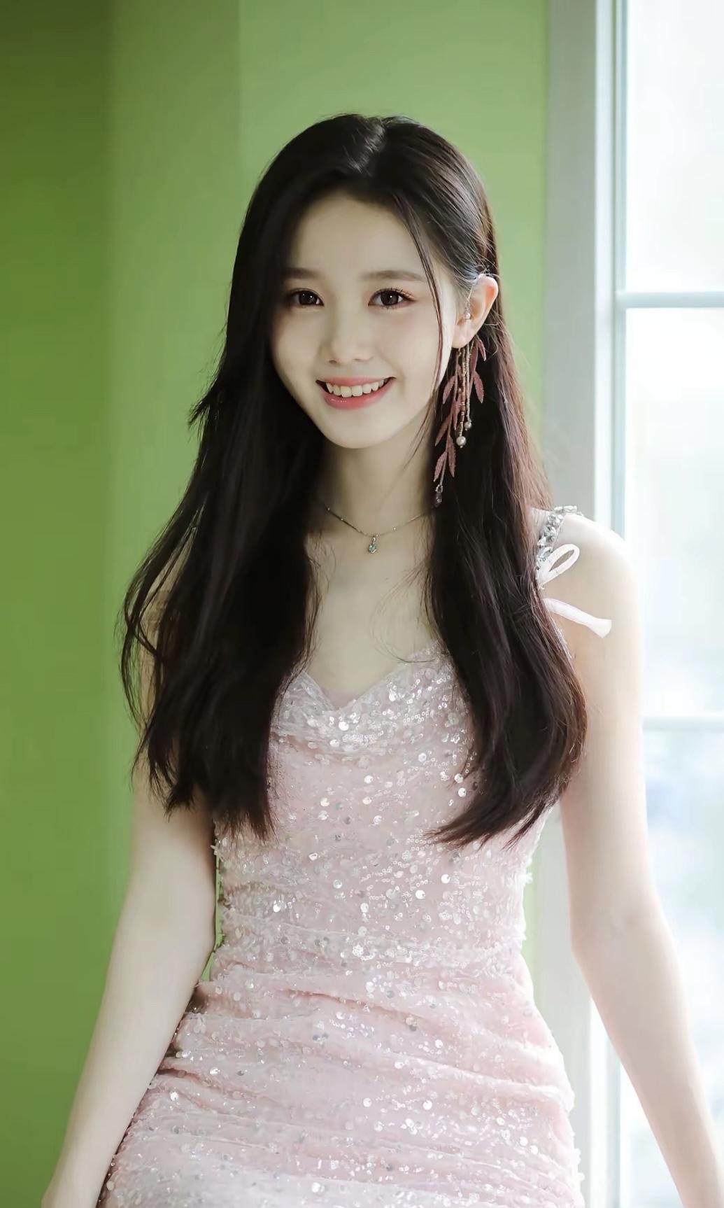 什么才是漂亮的女生女孩首先要长相漂亮，身材好，性格可爱温柔，这样的女孩才是漂亮。