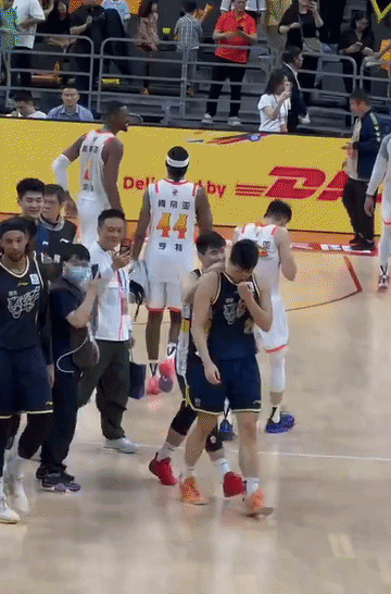 张皓嘉赛后哭了！看来压力真的不小。
今天晚上，张皓嘉打出本赛季最佳一战，他上场2