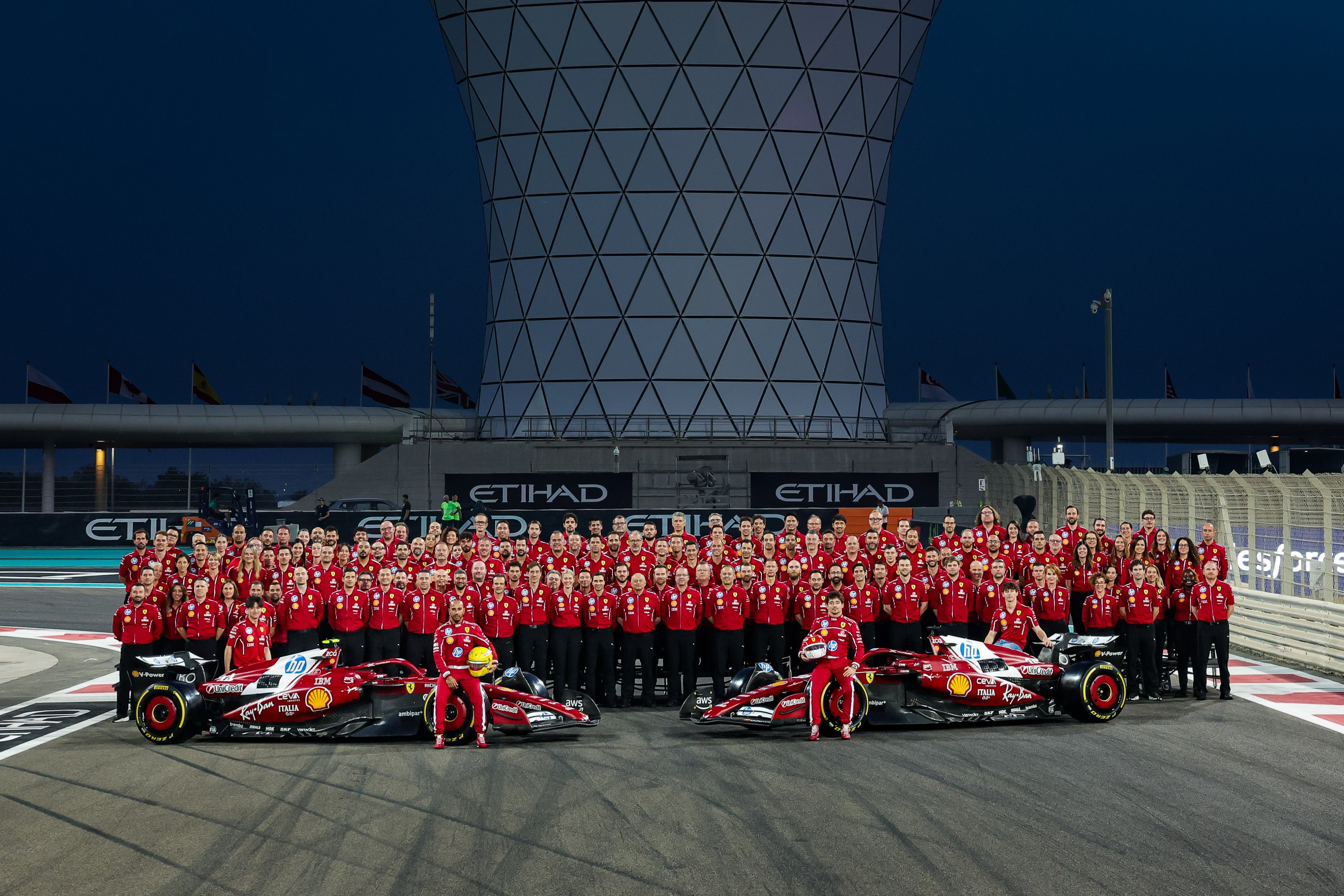 法拉利车队2025赛季F1收官大合照 共有148人（包含4名车手）F1赛车202