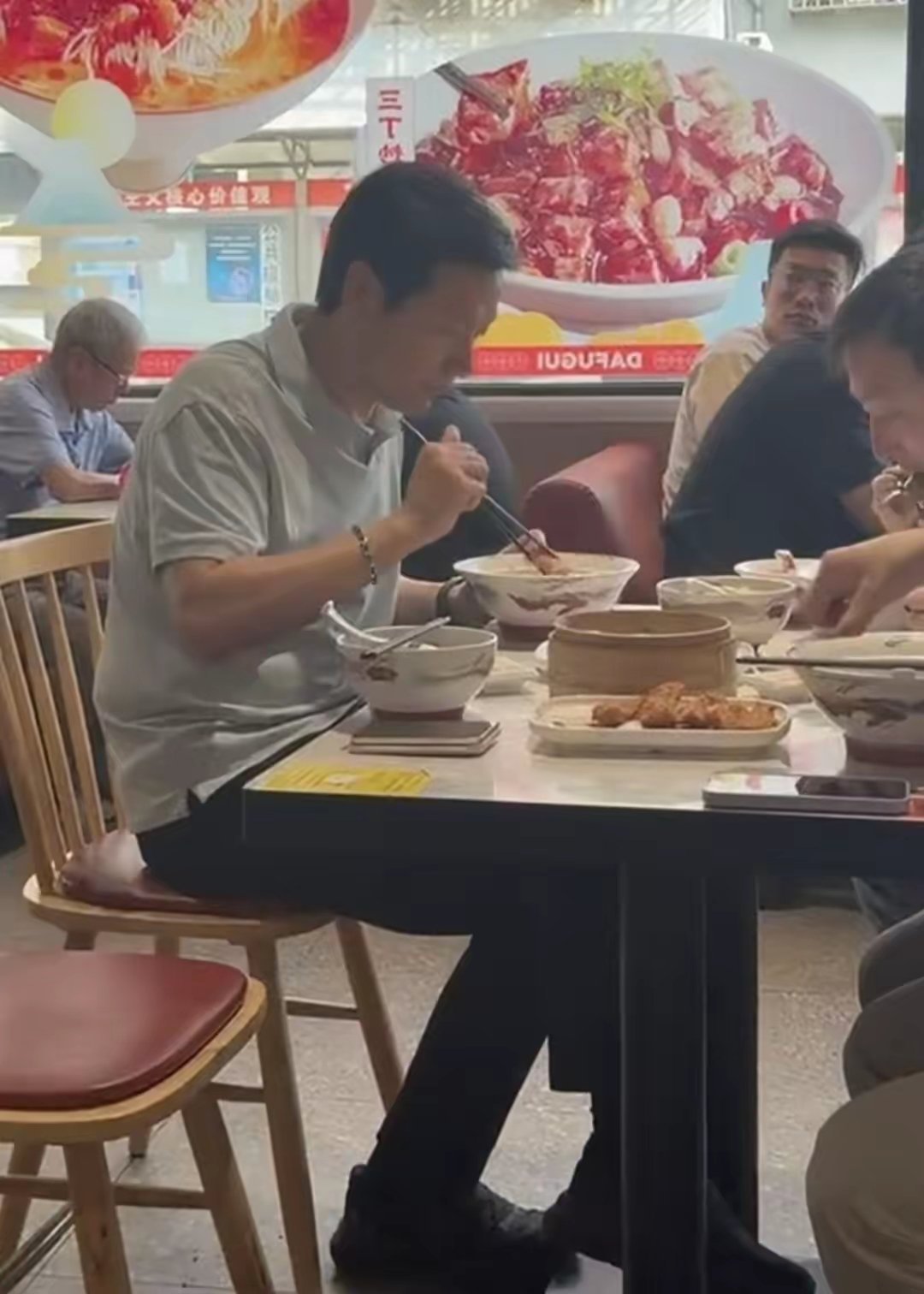 57岁雷军现身上海一间餐馆吃早餐，他吃了葱油拌面、菜肉馄饨，身边好几位工作人员陪