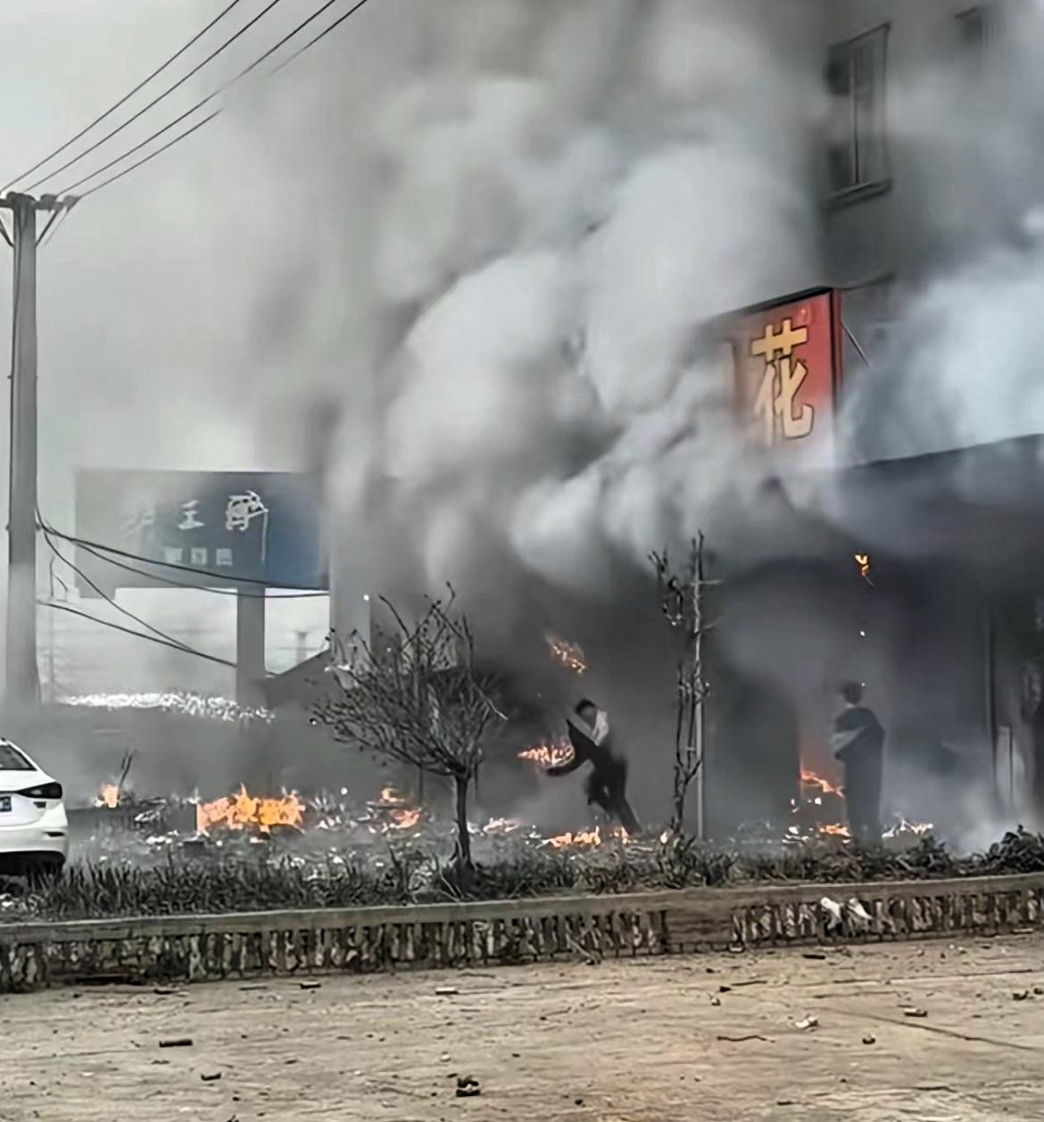 湖北宜城烟花爆竹店事故，我有一个疑问怎么也想不明白，烟花又不是一瞬间全燃的，怎么