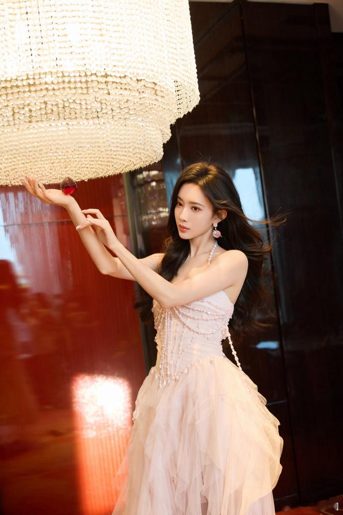 孟子义元气已加满、孟子义明媚粉色挂脖长裙孟子义穿粉色挂脖长裙的样子太迷人，明媚的