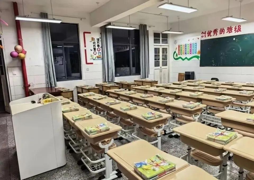 349元一套！小学让家长“自愿”买课桌，不买就坐墙角！
这操作，教育局必须给个交