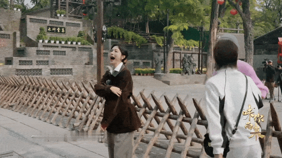 这六位艺人没一个能体面的上台六位艺人看NPC上台那叫一个潇洒，也嚷嚷着要体面上台