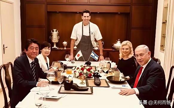 内塔尼亚胡夫妇和安倍夫妇的这张合影照片，非常有意思，也有些怪怪的，因为鞋都上餐桌
