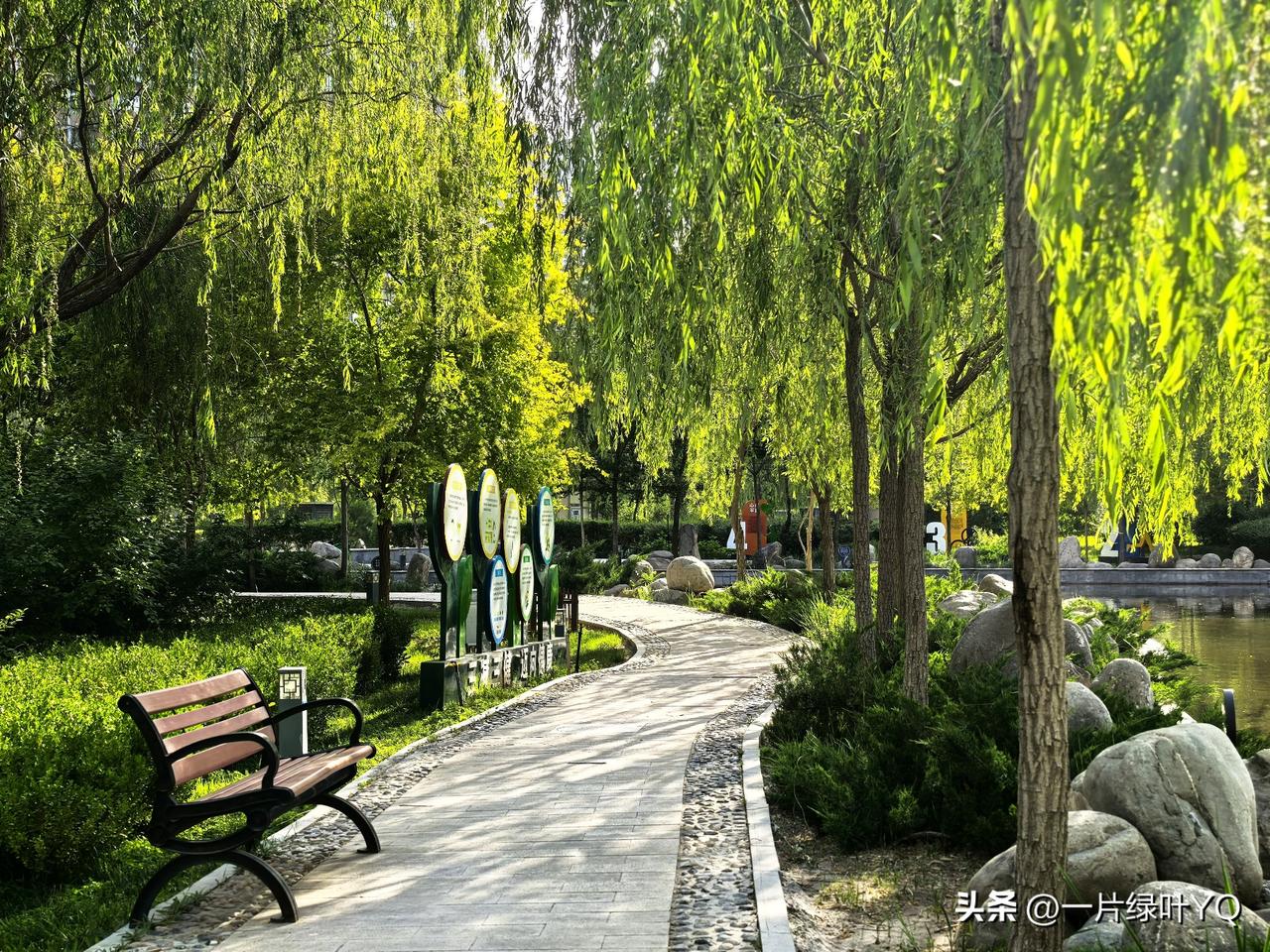 上联：青山不语千秋画
下联：岁月无言万载歌
横批：天地清欢