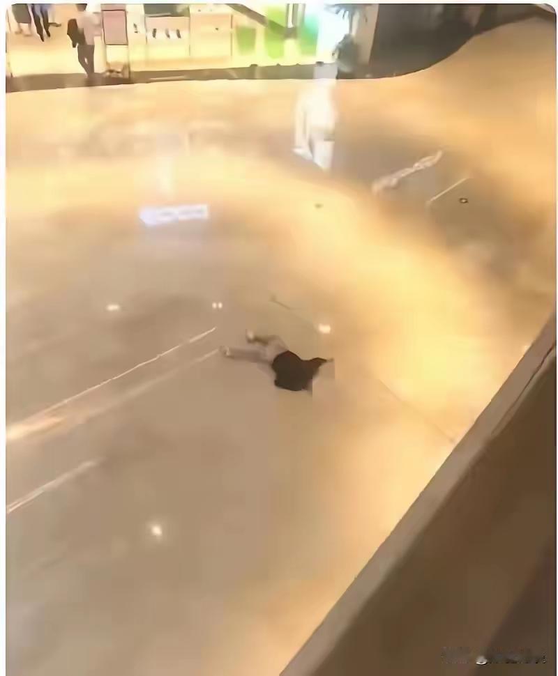 周末长治万达广场一女子轻生，从四楼头朝下结束了自己的生命……
无论是什么原因，也