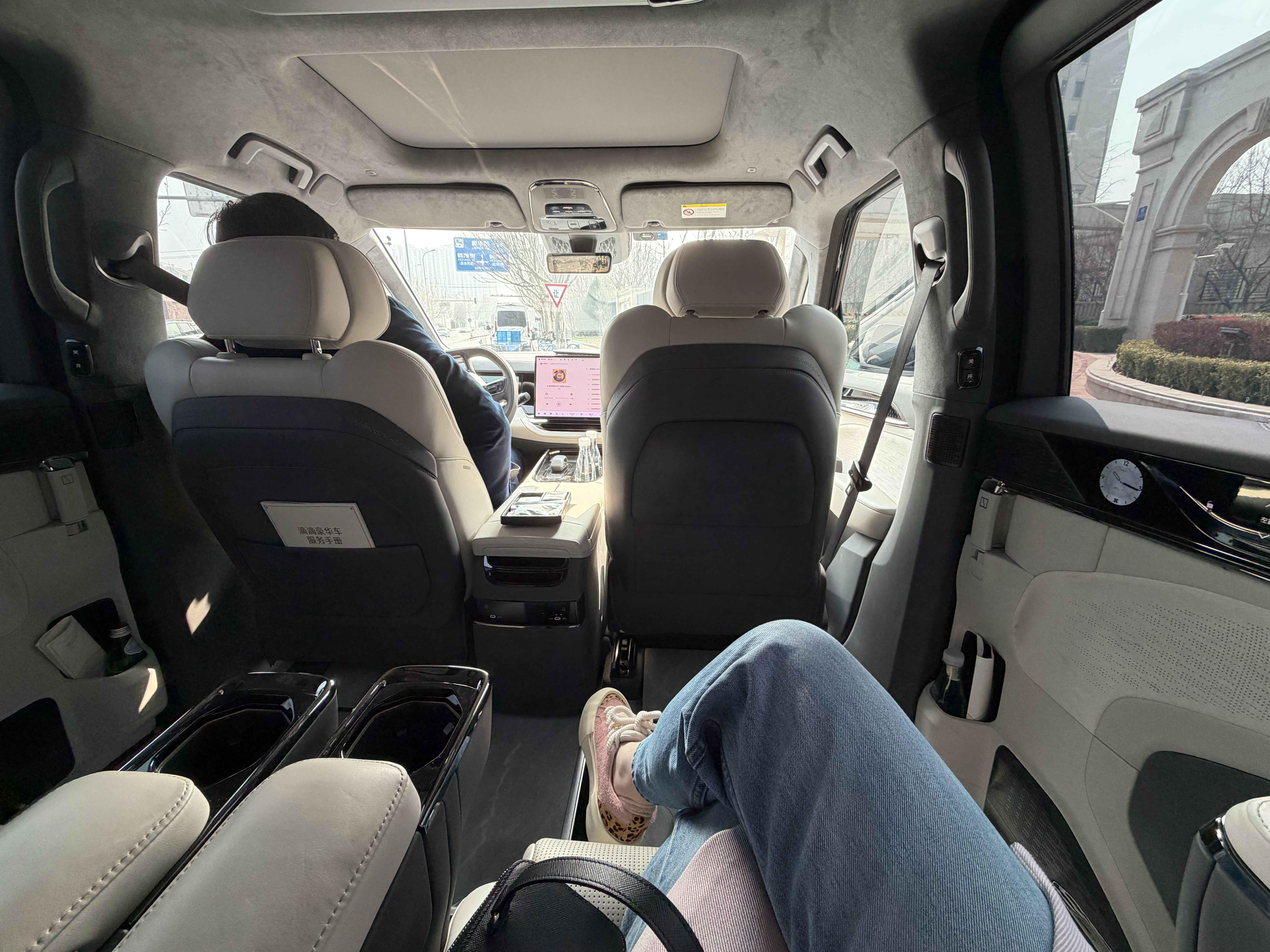 今日出行极氪009坐着没毛病，司机给了两点反馈，第一座椅调节按键太多，不易操作，