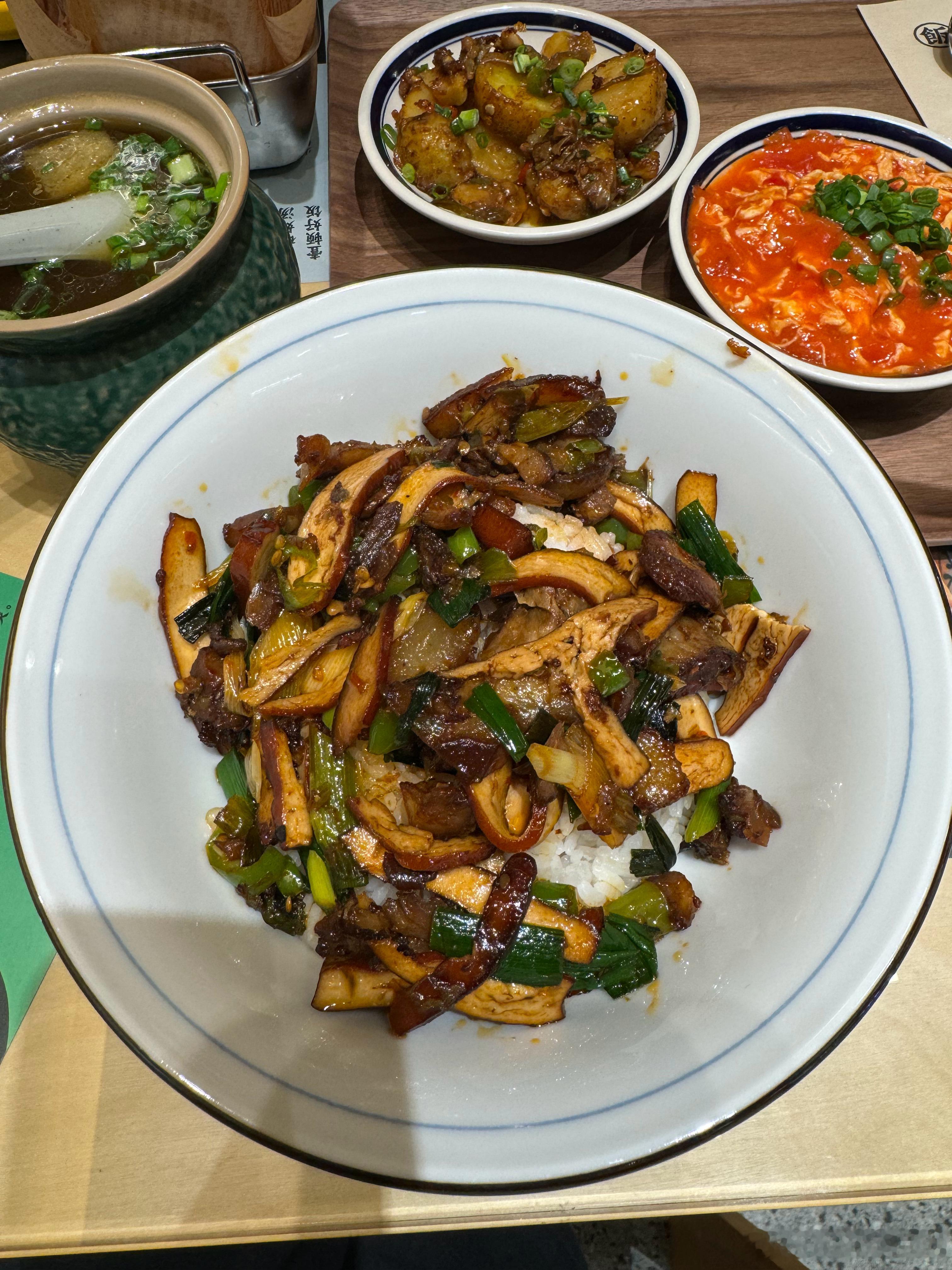 今天中午在公司酒店吃了个粤式自助餐，结果一碗米饭额外收了5块钱，我现在也没想明白