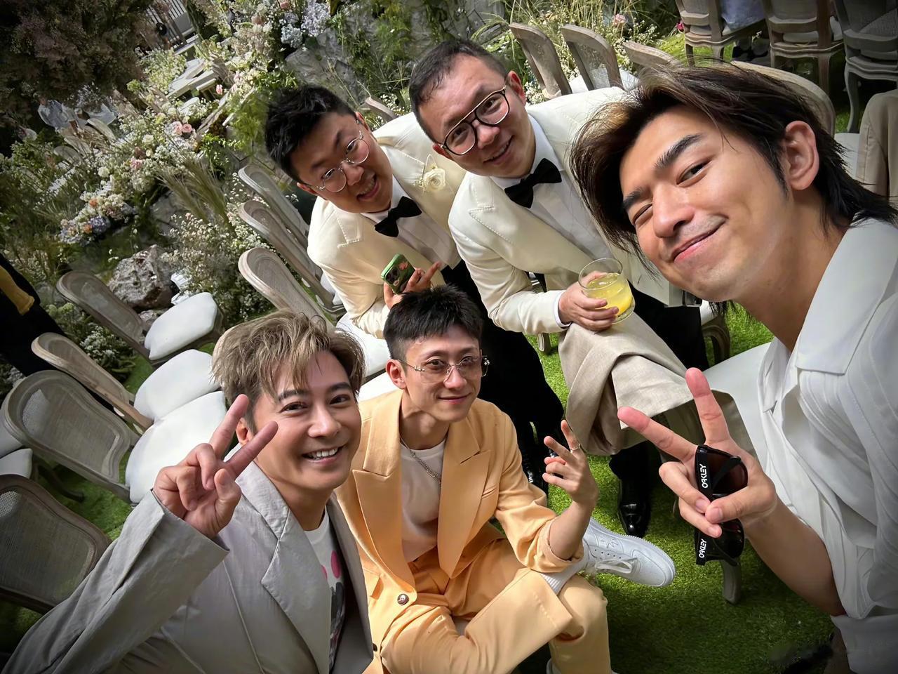 张一山、孙耀威、陈柏霖去参加了窦骁何超莲的婚礼，张一山还晒出了照片，称见证了爱情