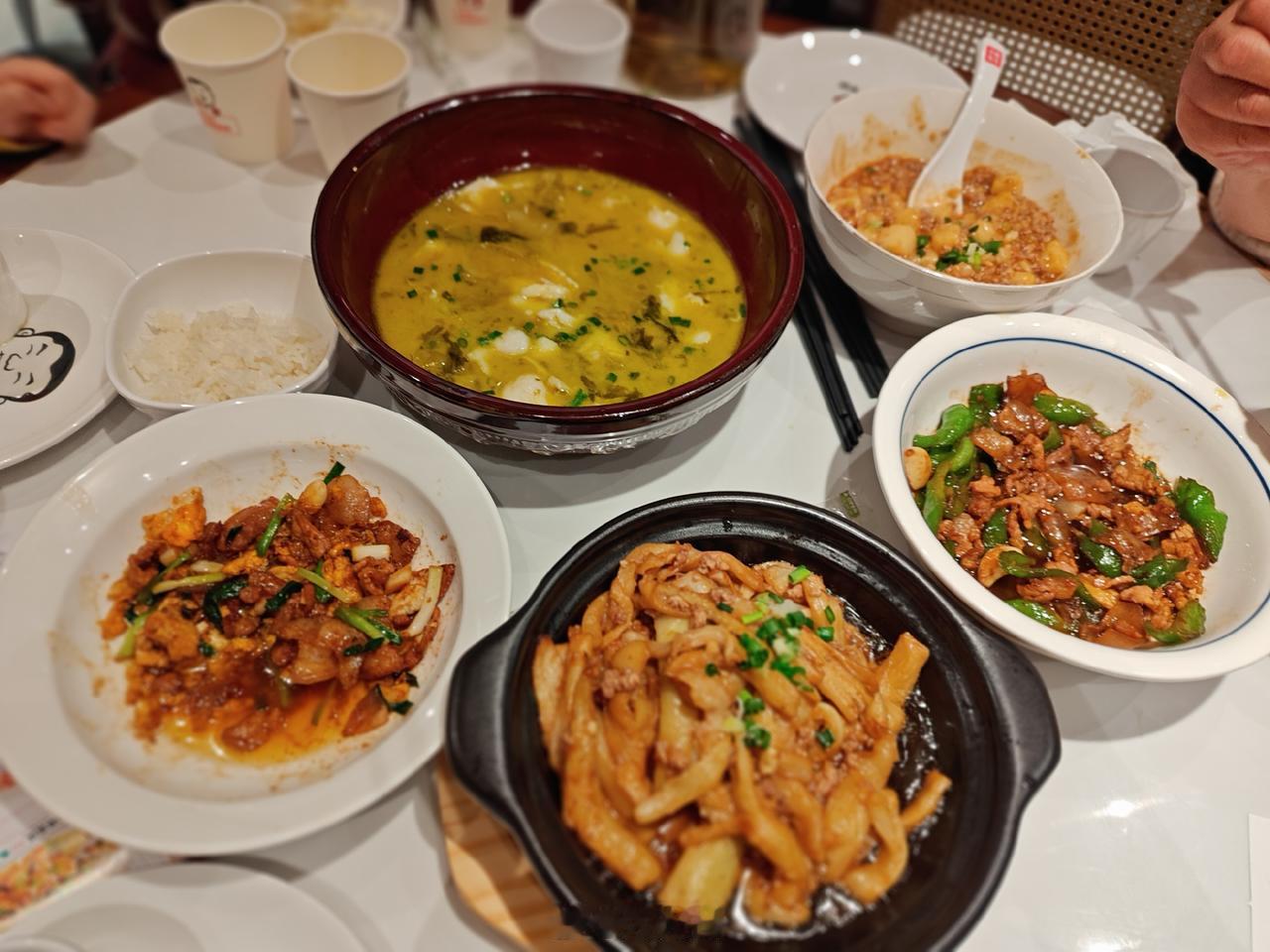 光谷南终于有一个体面一点的商业综合体了。而且商铺都是满的，没有空铺