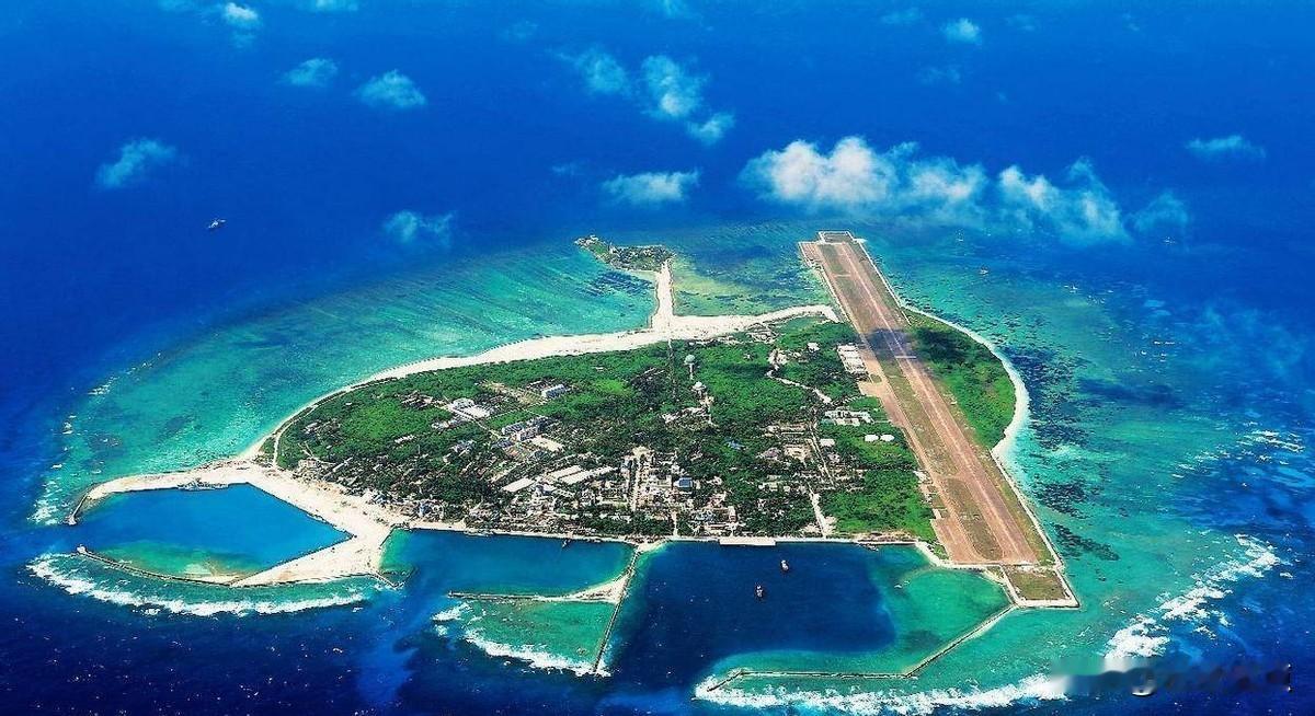 水泥跑道在海上，美军说这是靶子，可渔民说灯塔救过三条命。
永暑礁上的医院刚收治完