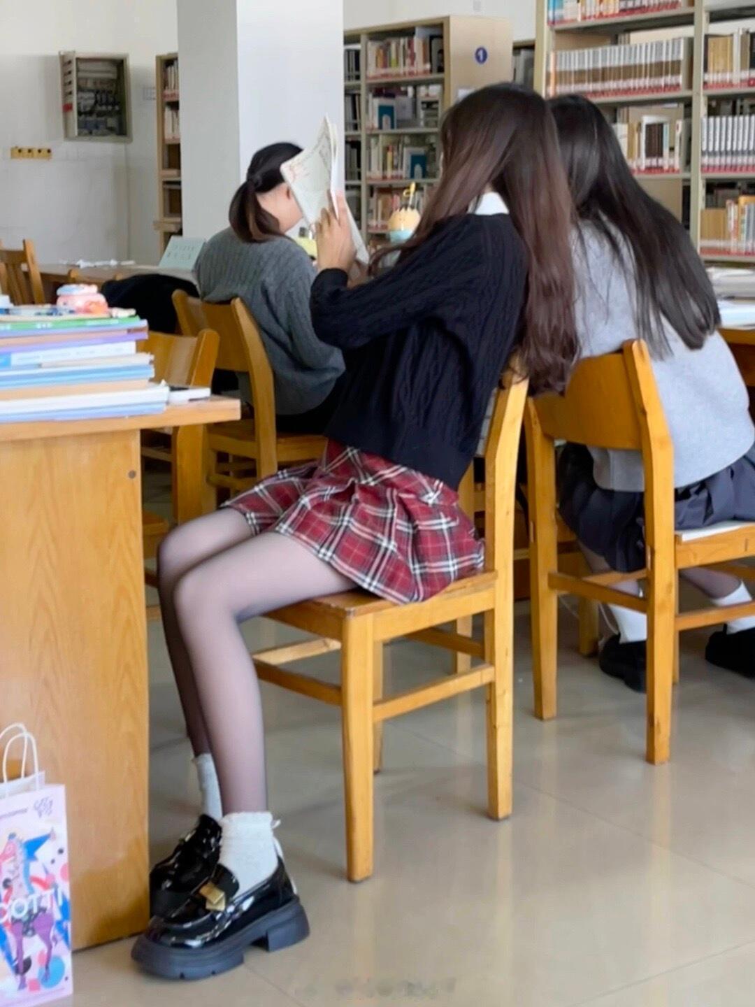 图书馆看到的学姐，真给我迷成智障了...标题党了哈哈，真的有被这跟风买的黑丝自然