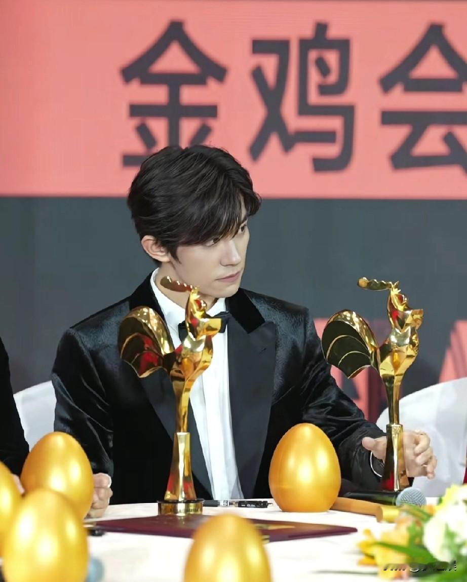 这个金鸡奖牌怎么看都好看，哈哈，易烊千玺看着奖牌不舍得放下，后来工作人员过来了，