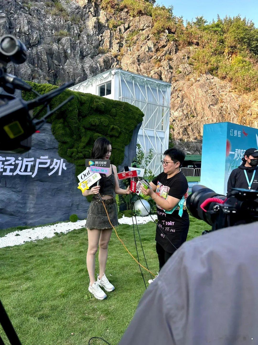 离婚后把自己当成18岁小姑娘了，穿的那么酷，那么辣，要说颜值是真高，看起来确实像