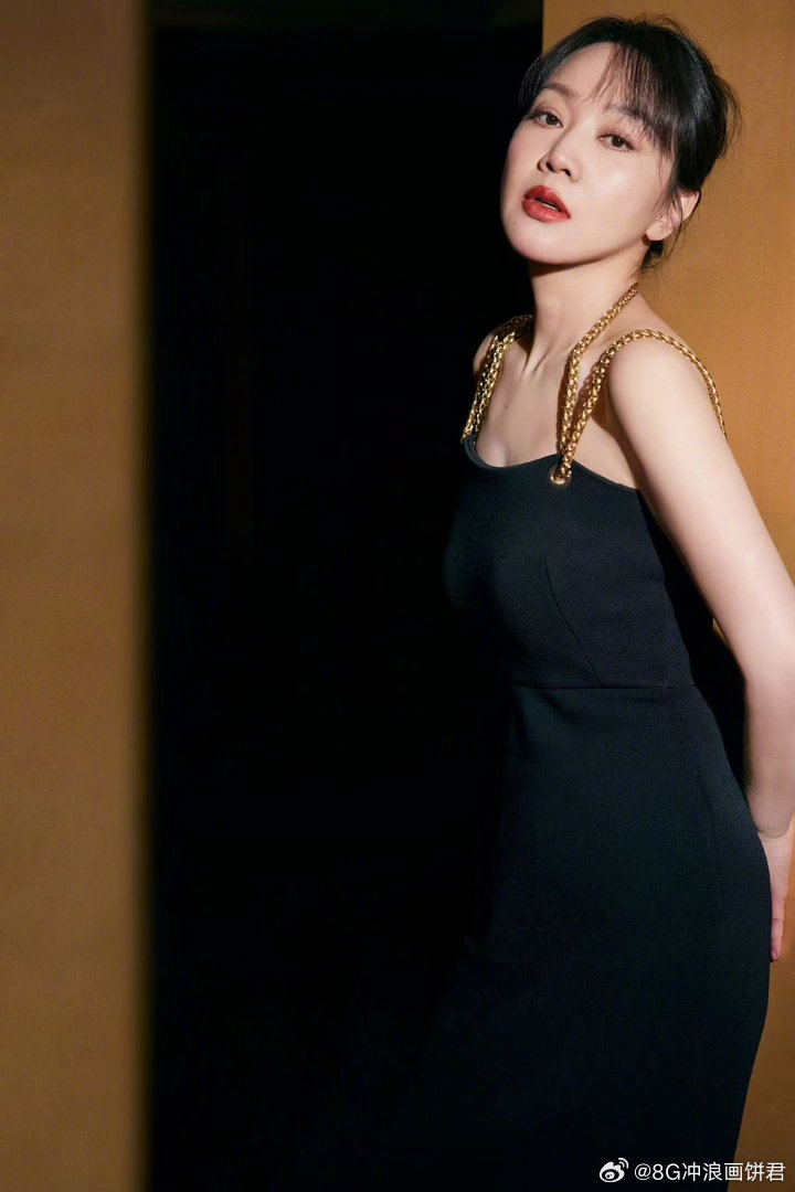 闫妮的微醺感不像演的 同学来做客，闫妮从表情到动作全变了。被夸好看就乐开花，主动