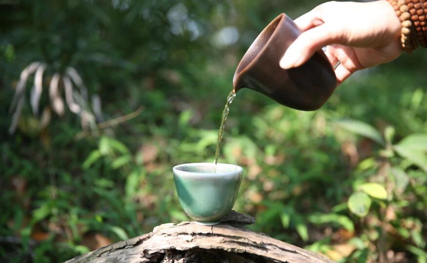 我们做人养心要修到一颗平静的心，把心放正了，一切安然自在。 
